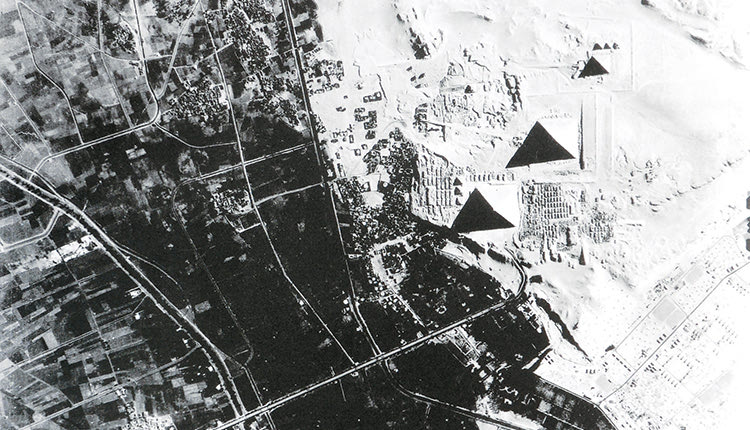 Φωτογραφία από το σμήνος αεροφωτογράφισης 2(F)123 στις 24 Σεπτεμβρίου 1941. Οι πυραμίδες της Γκίζας στην Αίγυπτο