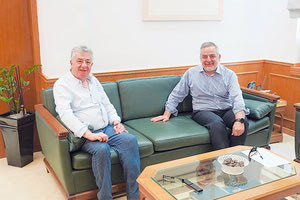 Με τον δήμαρχο Οροπεδίου Λασιθίου Γιάννη Στεφανάκη συναντήθηκε ο περιφερειάρχης Κρήτης Σταύρος Αρναουτάκης, όπου συζήτησαν όλα τα αναπτυξιακά έργα στο Δήμο Οροπεδίου Λασιθίου