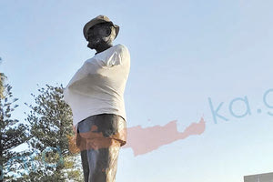 Αντιδράσεις έχει προκαλέσει στα Χανιά η κίνηση αγνώστων να βάλουν... καπέλο και μπλούζα στον ανδριάντα του Εθνάρχη,