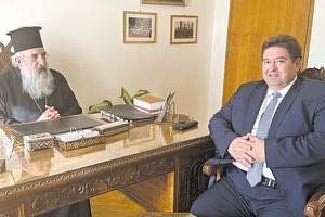 Τον Σεβασμιώτατο Αρχιεπίσκοπο Κρήτης κ.κ. Ευγένιο επισκέφθηκε ο υποψήφιος δήμαρχος Ηρακλείου Μιχάλης Καραμαλάκης στα γραφεία της Αρχιεπισκοπής στο κέντρο της πόλης.