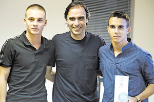 Ο αντιπρόεδρος της ΠΑΕ ΟΦΗ κ. Πουρσανίδης με τον Λίγδα (δεξιά) που πήρε το βραβείο fair play και τον Μαγή του Άρη