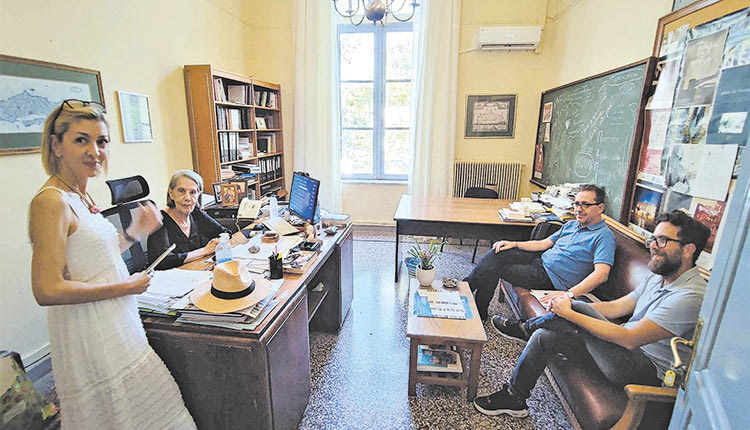 Στο γραφείο της αντιδημάρχου Αριστέας Πλεύρη