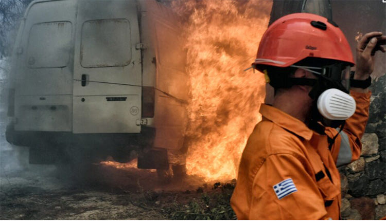 Οι πύρινες γλώσσες ξεπηδούσαν ανάμεσα 
σε ανθρώπους, οχήματα και σπίτια 