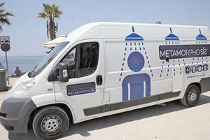 Ο Δήμος Παλαιού Φαλήρου έχει τοποθετήσει ένα λευκό βαν και τίποτα δεν μαρτυρά στο ότι πρόκειται για μία κινητή ντουζιέρα