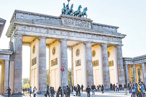 Τα στοιχεία για την ισχυρότερη οικονομία της ευρωζώνης, τη γερμανική, είναι ανησυχητικά: τα περίφημα γερμανικά πλεονάσματα συρρικνώνονται με γρήγορο ρυθμό, γερμανικές βιομηχανίες ξενιτεύονται στην άλλη πλευρά του Ατλαντικού και ο κατασκευαστικός τομέας είναι σε σοβαρή πτώση.