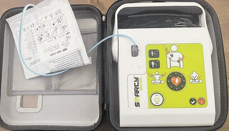 Αγόρασε απινιδωτή η Θύρα 4