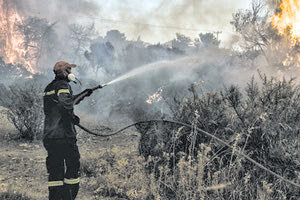 Μία ανάσα από την Motor Oil έφτασε η φωτιά