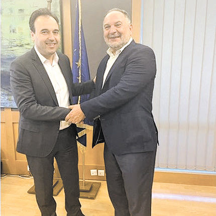 Ο πρόεδρος της ΠΕΔ Κρήτης Γιάννης Κουράκης με τον υπουργό Ψηφιακής Διακυβέρνησης Δημήτρη Παπαστεργίου