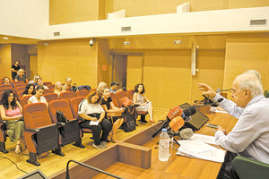 Ούτε ψύλλος στον κόρφο του δημάρχου Β. Λαμπρινού, ο οποίος βρέθηκε σε πραγματικά δύσκολη θέση όταν λίγο πριν να ξεκινήσει η συνέντευξη Τύπου προκλήθηκε έντονο επεισόδιο στη Βικελαία Δημοτική Βιβλιοθήκη με την αντιδήμαρχο Πολιτιστικών Αριστέα Πλεύρη, η οποία μάλιστα αποχώρησε.