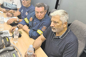 Κάτι άλλο που επίσης σχολιάστηκε ωστόσο ήταν η απουσία Πατούλη από τις πυρκαγιές, γεγονός που ο περιφερειάρχης επιχείρησε να… αναχαιτίσει με μια σειρά «υπηρεσιακές φωτογραφίες» μέσα στις φωτιές και στα κέντρα επιχειρήσεων.