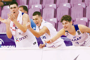 Ο Σταμούλος (Νο 3) του Ανδρογέα ενθαρρύνει τους συμπαίκτες του στο χθεσινό φιλικό