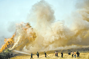 Συνεχείς οι αναζωπυρώσεις στα πύρινα μέτωπα