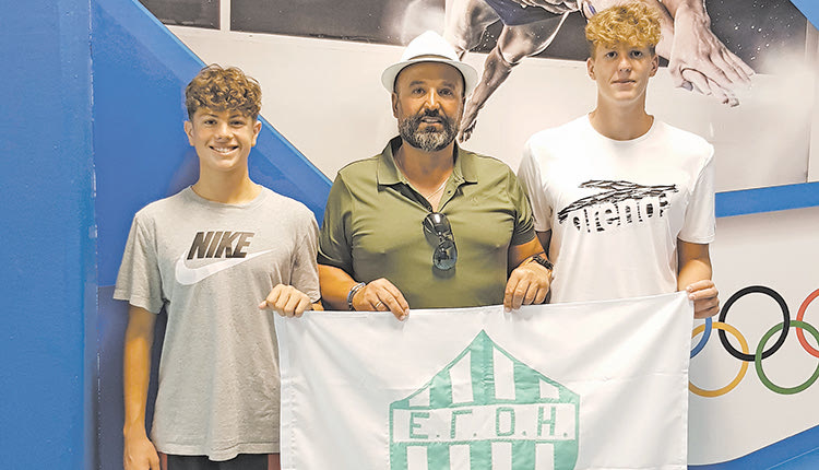 Οι αθλητές του ΕΓΟΗ με τον προπονητή τους