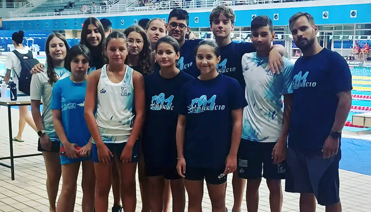 Αθλητές και αθλήτριες του «Ηράκλειο ‘91» με τον προπονητή τους