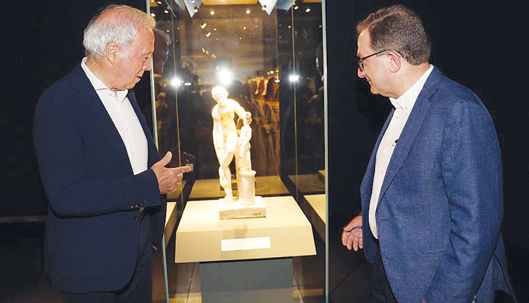 Οι κύριοι Σταμπολίδης και Ζάχαρης μπροστά από την Αφροδίτη με το χρυσό μπικίνι