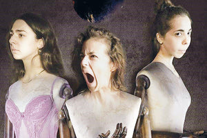 Οι «Θεατρίνοι» παρουσίασαν χθες  τη θεατρική παράσταση «όλο σπίτι, κρεβάτι και εκκλησία» των Ντάριο Φο και Φράνκα Ράμε, σε σκηνοθεσία Ζαχάρη Περογαμβράκη, στο παρκάκι στον Πρασσά.