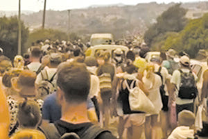 Η πιο μεγάλη εκκένωση οικισμών - σε κάποιες περιπτώσεις ήταν και απεγκλωβισμός ανθρώπων, που σημειώθηκε ποτέ σε πυρκαγιά, ήταν αυτή που συνέβη το Σάββατο στη Ρόδο.