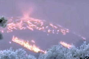 Η δασική πυρκαγιά που βρίσκεται σε εξέλιξη για 7η συνεχή ημέρα στο νησί της Ρόδου, το Σάββατο  εξερράγη, εκδηλώνοντας ακραία συμπεριφορά σύμφωνα με το Εθνικό Αστεροσκοπείο/ Meteo.gr. Σε βίντεο που δημοσίευσε φαίνεται η δημιουργία πυροστρόβιλου στην κορυφή ενός λόφου.