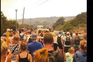 Περίπου 20.000 άνθρωποι μετακινήθηκαν από τα σπίτια, τους οικισμούς και τα ξενοδοχεία τους