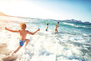 Πώς θα χαρούν με ασφάλεια τα παιδιά τη θάλασσα