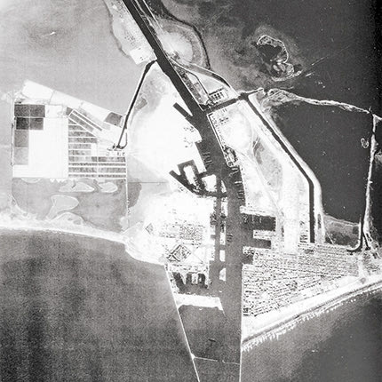 Αεροφωτογραφία από τη μονάδα 2(F)123. Το Πορτ-Σάιντ με τη διώρυγα του Σουέζ,  την άνοιξη του 1943.