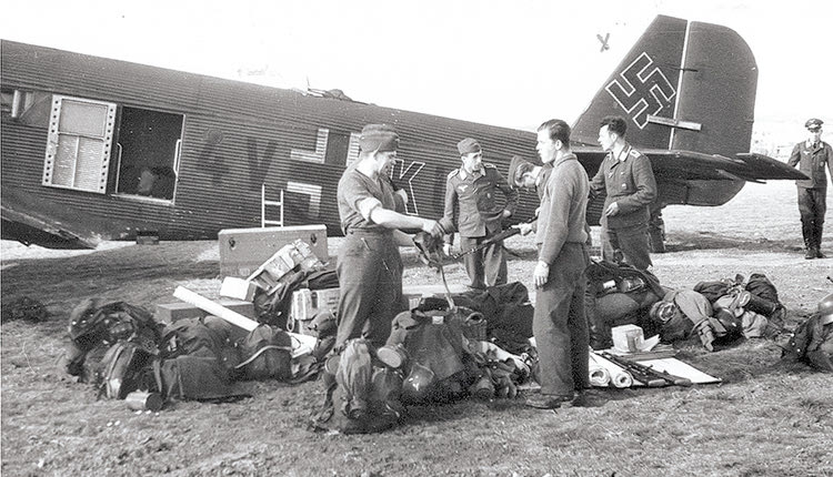 Μεταφορά υπαξιωματικών και αξιωματικών της Μονάδας 2(F)123 στο πολεμικό αεροδρόμιο Καστελλίου τον Μάιο 
του 1942. Ο Ρομπέρτο Λέμπολντ 
σημειώνεται στο μέσον της φωτογραφίας.