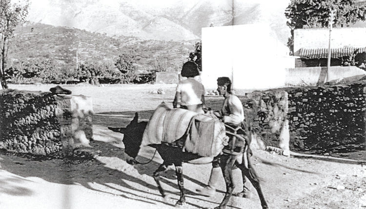 Στην «Κάτω Γειτονιά» του Καστελλίου. Διακρίνεται 
ο θερινός κινηματογράφος των Γερμανών. 
Φωτογραφία Ρομπέρτο Λέμπολντ (1943).