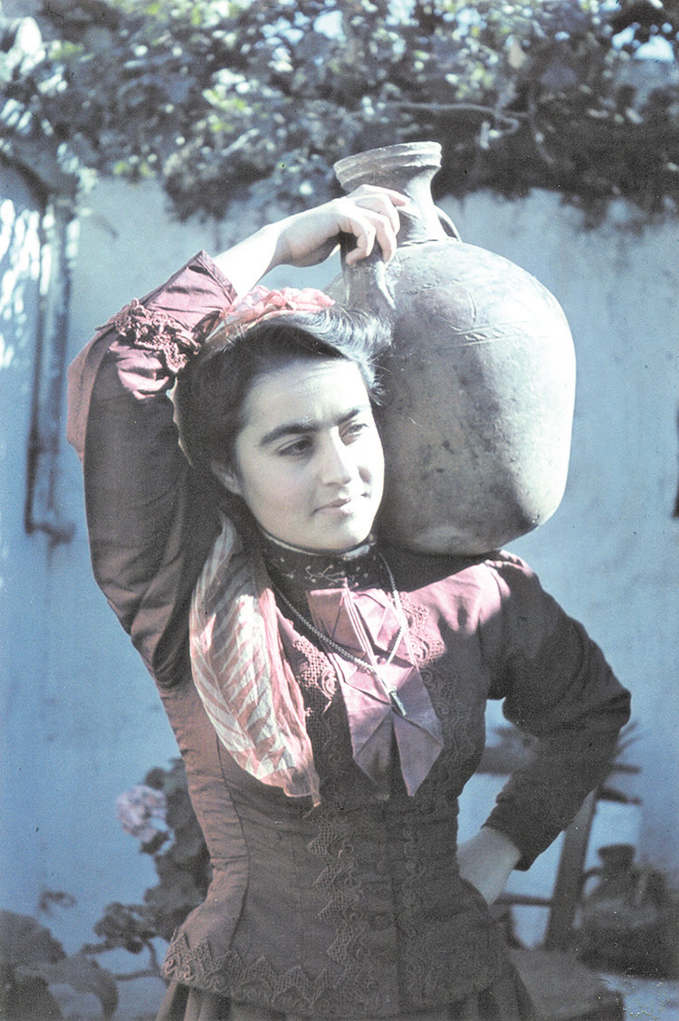 Καστέλλι 1943. Η Γεωργία Σταυρακάκη με το σταμνί στον ώμο. Φωτογραφία Ρομπέρτο Λέμπολντ.