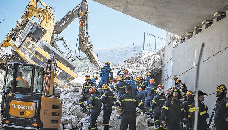 Σε τρεις συλλήψεις για την πτώση της γέφυρας προχώρησαν οι Αρχές