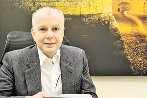 Σε μήνυση κατά του εκδότη της εφημερίδας "Μακελειό", Στέφανου Χίου, αναμένεται να προχωρήσει ο δήμαρχος Ρόδου, Αντώνης Καμπουράκης, για τα αδικήματα της κατ’ επάγγελμα εκβιάσεως και της συκοφαντικής δυσφήμισης. 