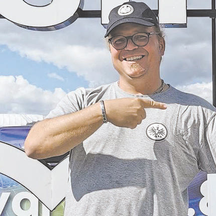 Ο Xόλγκερ Γκίμπελ είναι Γερμανός ποδοσφαιρόφιλος