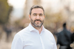 Σε ένα διαρκή διάλογο παρουσίασης θέσεων καλεί τους συνυποψήφιους του ο Γιώργος Σισαμάκης