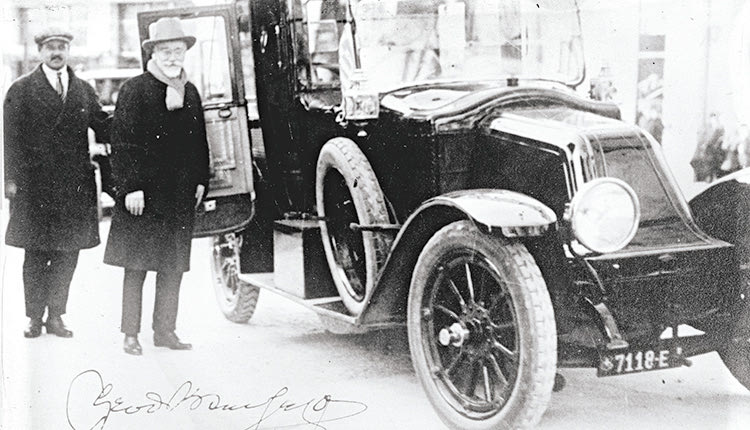 Ο Ελευθέριος Βενιζέλος αποχωρεί από τη συνδιάσκεψη αμέσως μετά την υπογραφή της Συνθήκης της Λωζάννης