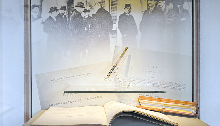 Η αυθεντική πένα, δημιουργία του Οίκου Cartier,  της υπογραφής της Συνθήκης της Λωζάννης, όπως εκτίθεται στην Οικία -Μουσείο Ελευθερίου Βενιζέλου στη Χαλέπα Χανίων