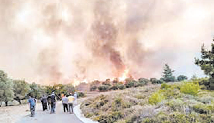 Για 9η ημέρα καίγεται η Ρόδος