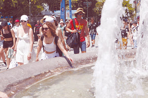 Παραμένουν οι πολύ υψηλές για την εποχή θερμοκρασίες