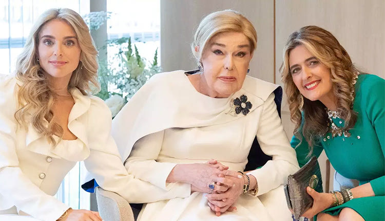 Με την κόρη της και την εγγονή της