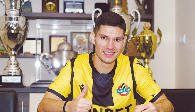 Στη Βουλγαρία ο Μπαλογιάννης!

Επιλογή-έκπληξη από τον Κώστα Μπαλογιάννη που άφησε  τον ΟΦΗ