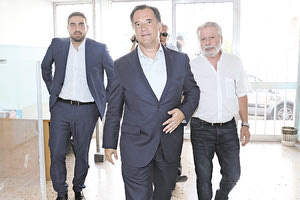 Σκληρά χρονοδιαγράμματα στους διοικητές του ΕΦΚΑ έβαλε ο Άδωνις Γεωργιάδης.