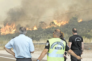 Εφιαλτικές ώρες στην Κέρκυρα όπου η φωτιά συνεχίζει να καίει μεγάλες εκτάσεις