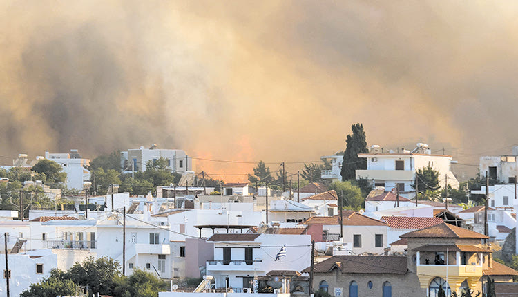 Σε Μαλώνα και Γεννάδι επικεντρώνονται οι δυνάμεις της πυροσβεστικής