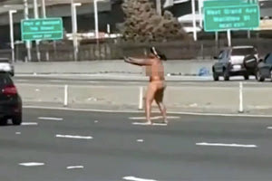 Μια γυναίκα στην Καλιφόρνια βγήκε γυμνή από το αυτοκίνητό της και άρχισε να πυροβολεί σε μια από τις πιο πολυσύχναστες γέφυρες των ΗΠΑ.