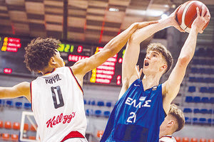 Ο Αβδάλας σε μια προσπάθειά του στο χθεσινό ματς της Εθνικής Εφήβων