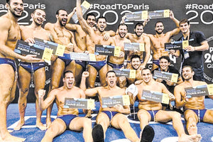 Οι παίκτες της Εθνικής πόλο πανηγυρίζουν με το εισιτήριο για τους Ολυμπιακούς Αγώνες στα χέρια