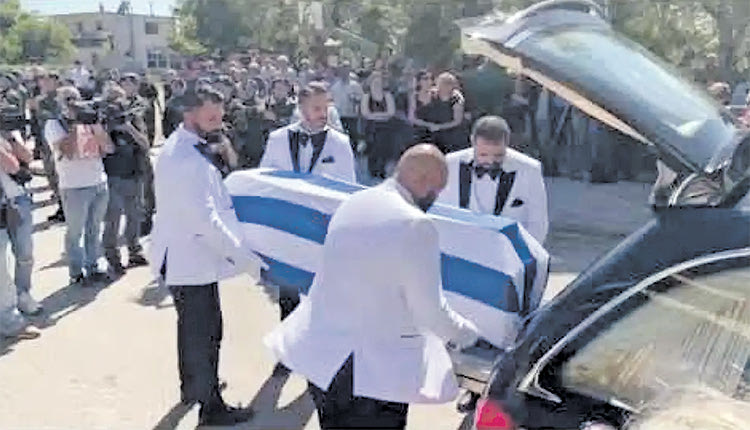 Το φέρετρο ήταν καλυμμένο με την γαλανόλευ-κη