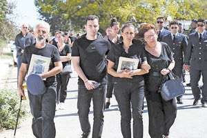 Οι γονείς του 27χρονου Περικλή Στεφανίδη κρατούν το ξίφος και το πηλήκιό του