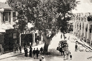 ΦΩΤΟΗΜΕΡΑΣ: Στο κέντρο του Ηρακλείου, στα τέλη του 19ου αιώνα. Διακρίνεται η Λότζια πριν κατεδαφιστεί ο όροφος.