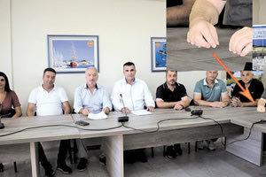 Viral στα social media έχει γίνει φωτογραφία συνδυασμού στην Πρέβεζα για τις προσεχείς δημοτικές εκλογές, στην οποία ένας από τους υποψηφίους δημοτικούς συμβούλους προστέθηκε εκ των υστέρων με κάκιστο Photoshop, γιατί απουσίαζε από την προεκλογική εκδήλωση.