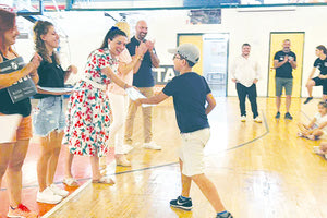 Η Φωτεινή Δάρρα μοίρασε τα διπλώματα στα παιδιά