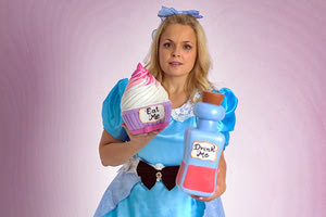 ΜΙΑ ΕΥΦΑΝΤΑΣΤΗ ΔΙΑΣΚΕΥΗ ΤΟΥ ΚΛΑΣΙΚΟΥ ΕΡΓΟΥ ΑΠΟΨΕ ΣΤΟ ΚΗΠΟΘΕΑΤΡΟ «Ν. ΚΑΖΑΝΤΖΑΚΗΣ» Στη χώρα των θαυμάτων... με οδηγό την Αλίκη